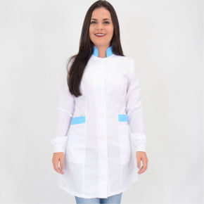 Jaleco Branco Feminino Acinturado com Detalhes Azul Jaleco Branco Feminino Acinturado com Detalhes Azul