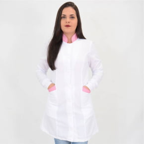 Jaleco Branco Feminino Acinturado com Detalhes Rosa Jaleco Branco Feminino Acinturado com Detalhes Rosa